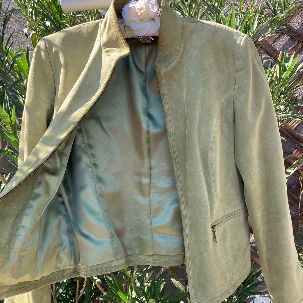 ✨HOST PICK✨ Petite Sophisticate green suede jacket - Picture 3 of 12